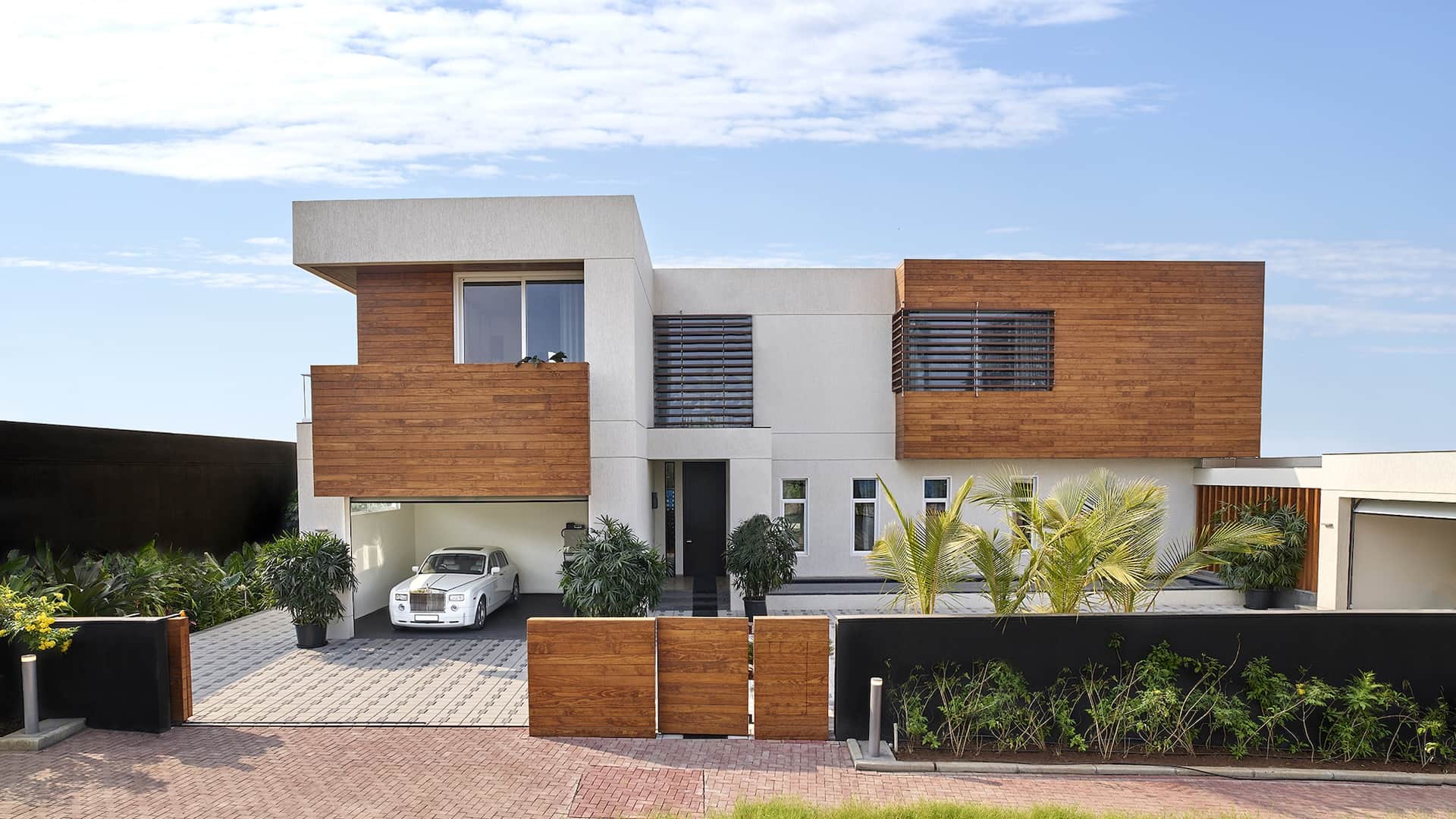 yoovillas in Kharadi Annexe, Pune offering 4.5 BHK Bungalow, 5.5 BHK Bungalow, 6.5BHK Bungalow configurations, status: Recommended - View 2: luxurious residential entrance, grand lobby and premium common area layout