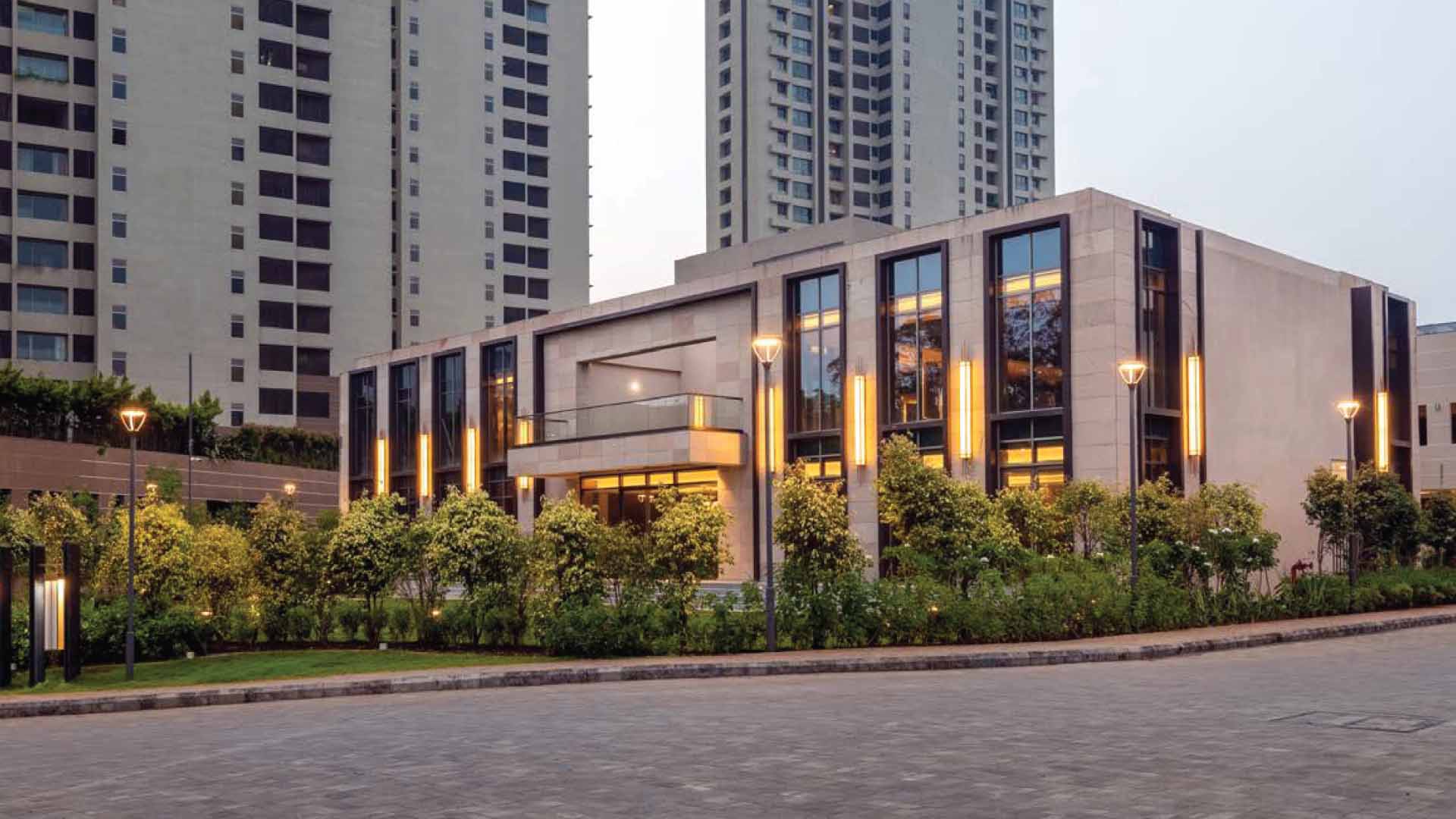 Castel Royale in Bhosale Nagar, Pune offering 3.5 BHK, 4.5 BHK, 5 BHK configurations, status: Available - View 6: showcase of premium building architecture, glass facade and modern exterior design